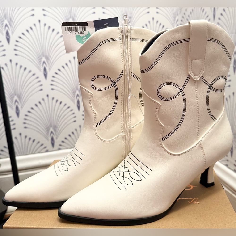 Universal Threads White Mini Cowgirl Boots size 9 Brand New 1.5in heel